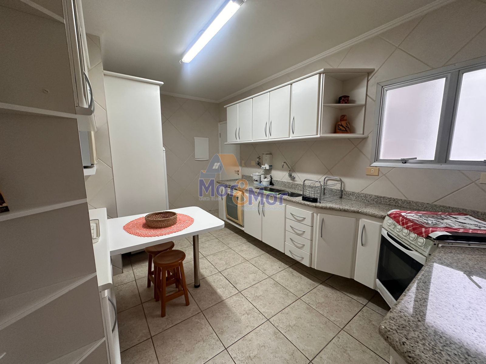 Apartamento na Praia das Pitangueiras, Guarujá - SP