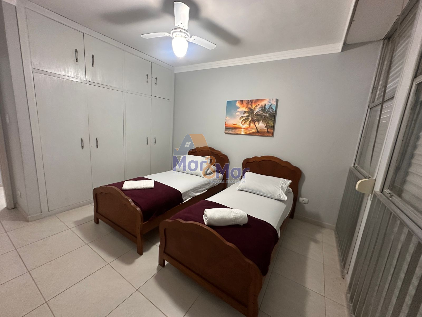 Apartamento na Praia das Pitangueiras, Guarujá - SP