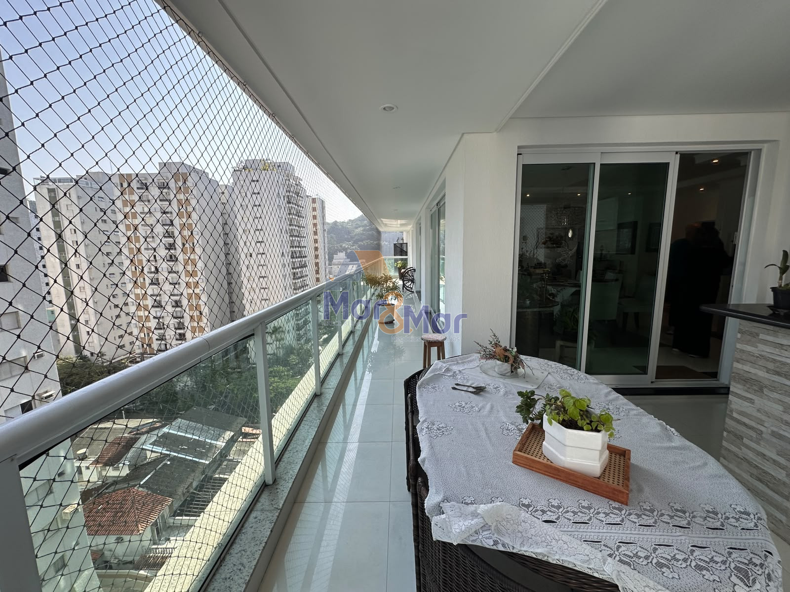 Apartamento na Praia das Pitangueiras, Guarujá - SP