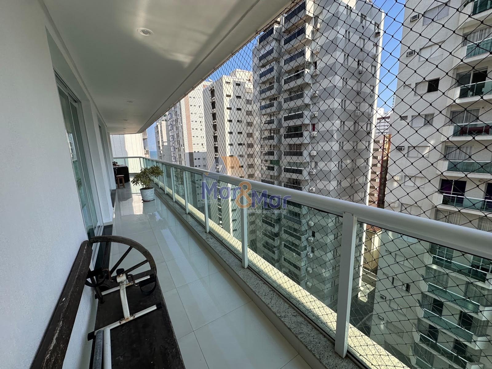 Apartamento na Praia das Pitangueiras, Guarujá - SP