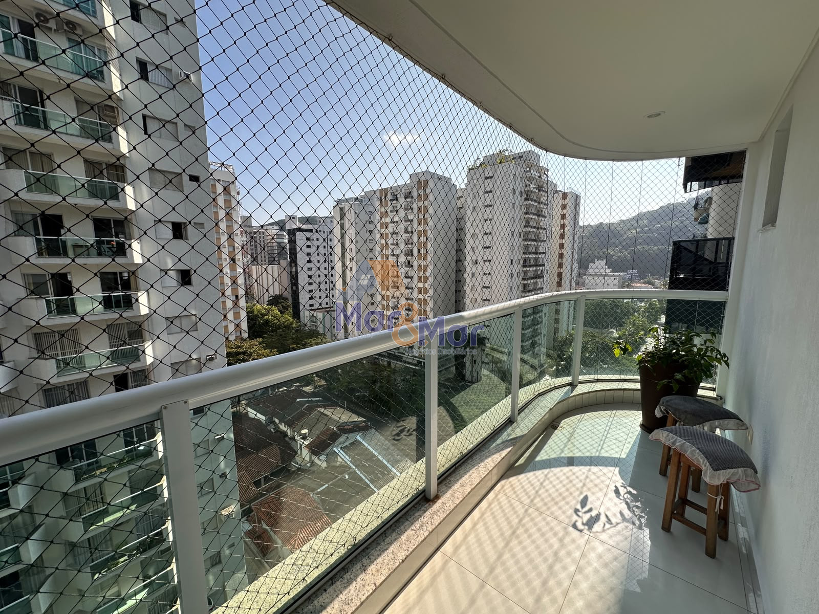 Apartamento na Praia das Pitangueiras, Guarujá - SP