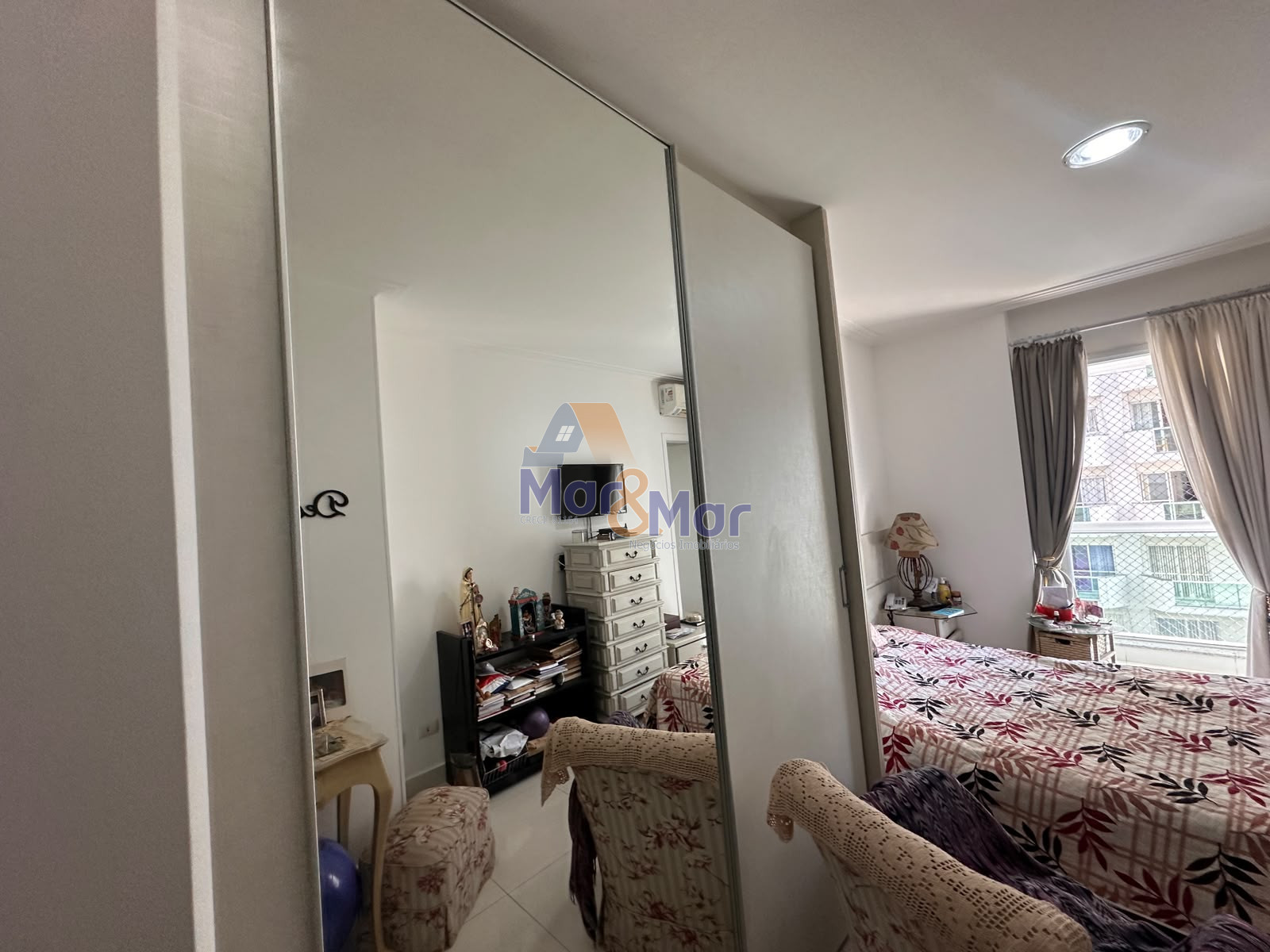 Apartamento na Praia das Pitangueiras, Guarujá - SP