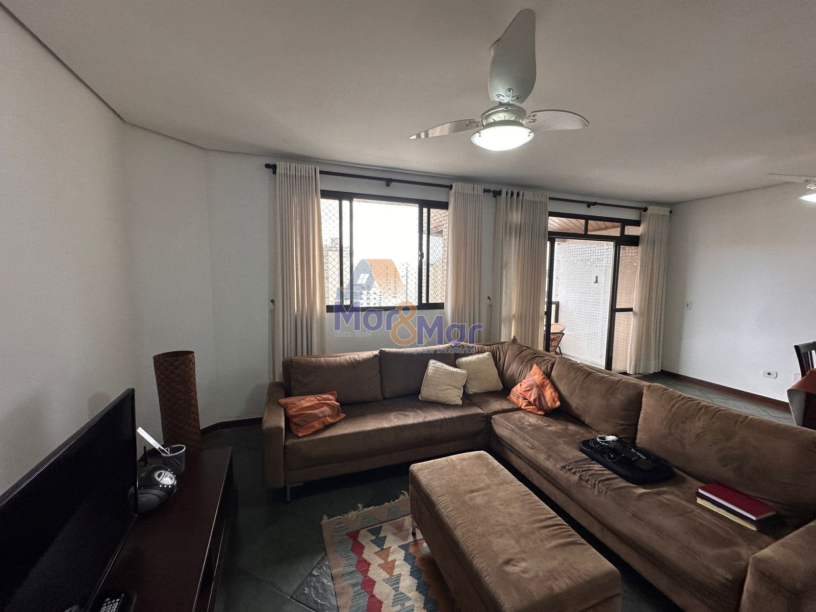 Apartamento na Praia das Pitangueiras, Guarujá - SP