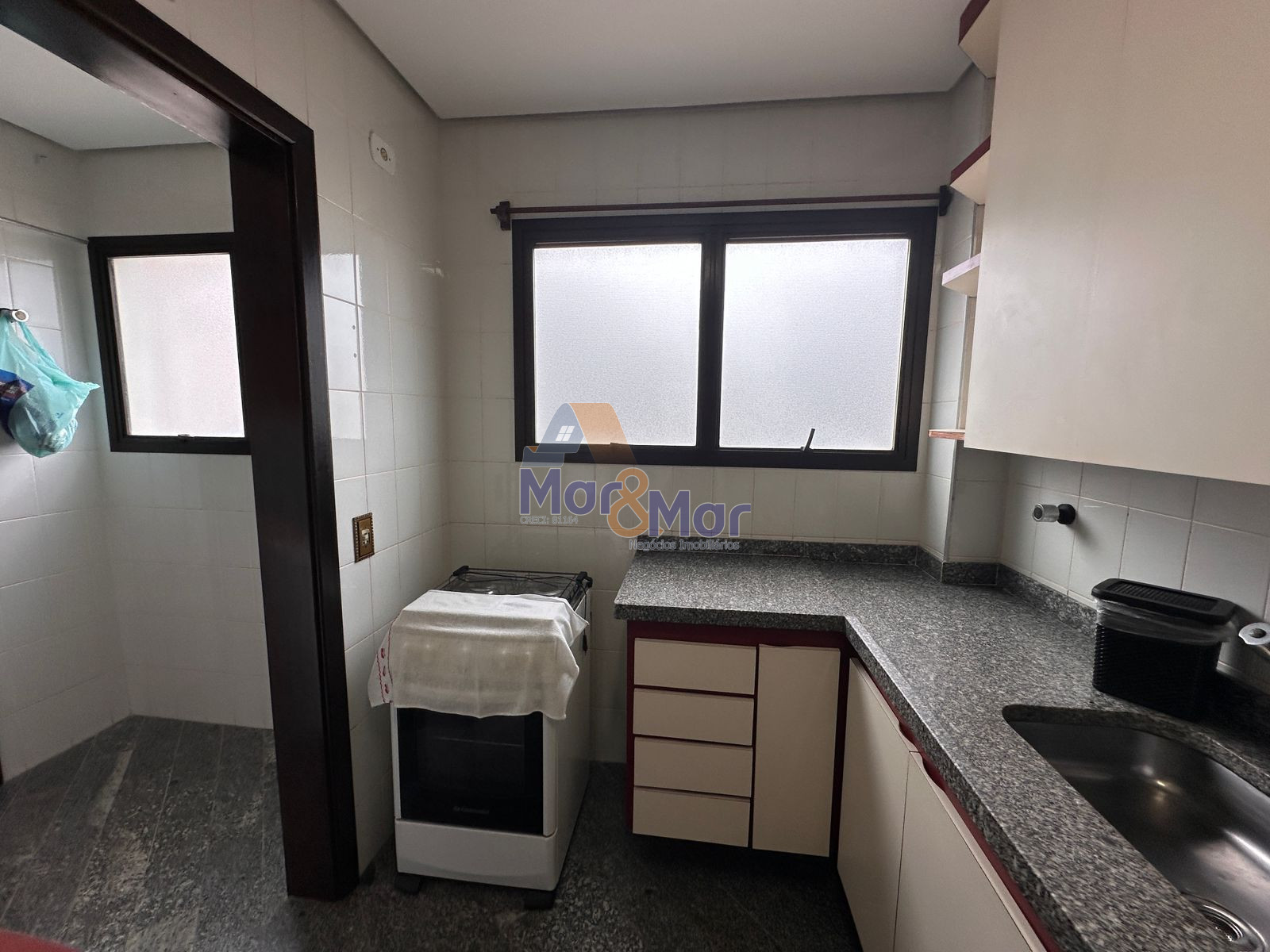 Apartamento na Praia das Pitangueiras, Guarujá - SP