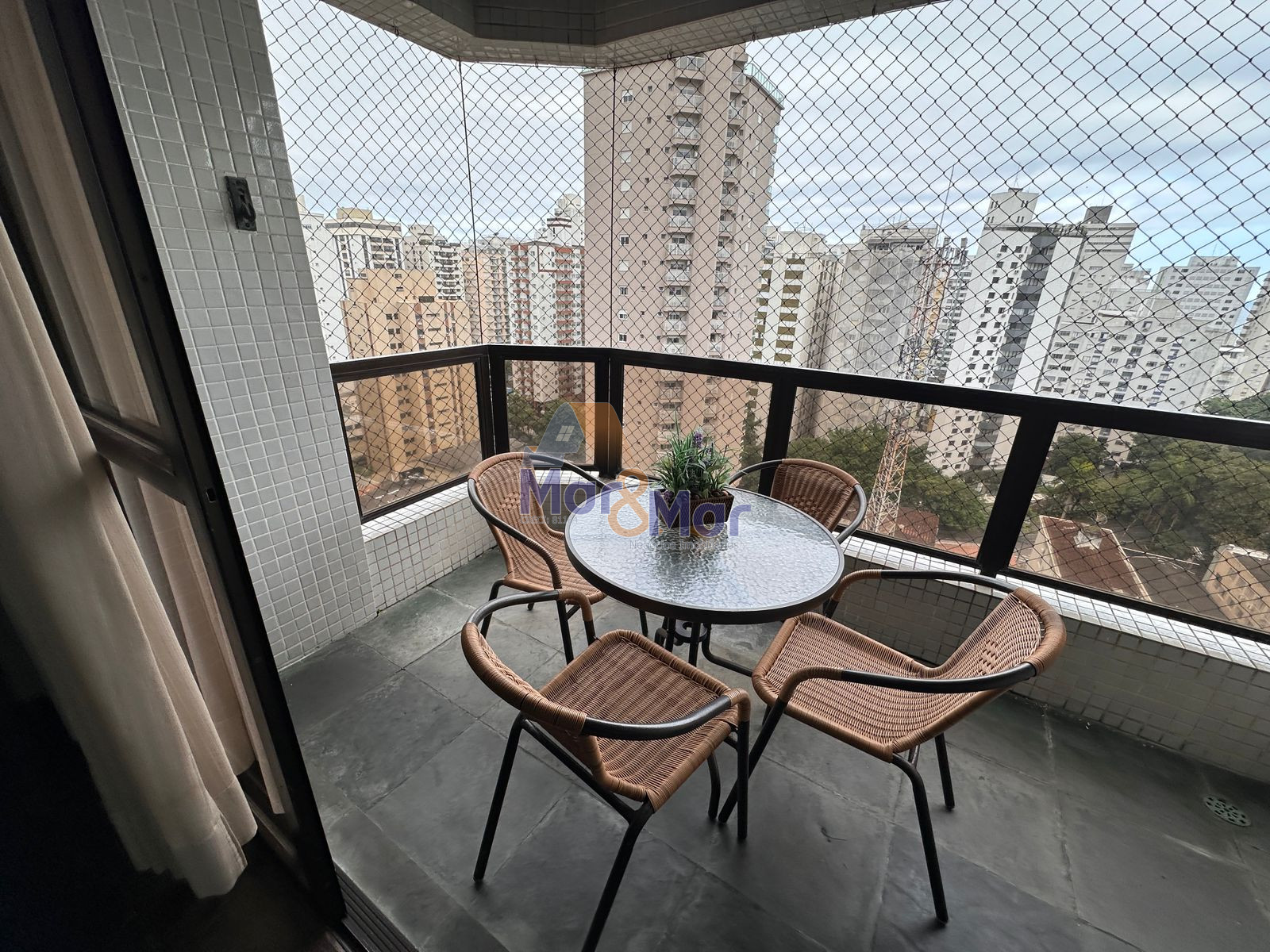 Apartamento na Praia das Pitangueiras, Guarujá - SP