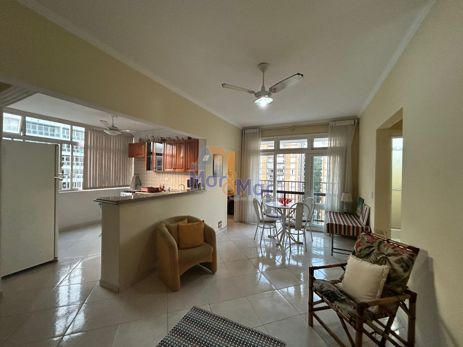 Apartamento na Praia das Pitangueiras, Guarujá - SP