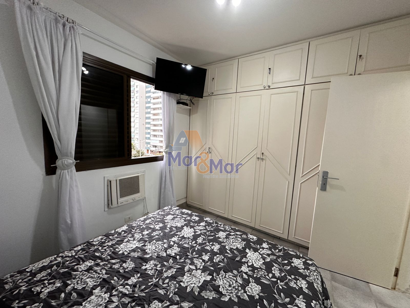 Apartamento na Praia das Pitangueiras, Guarujá - SP
