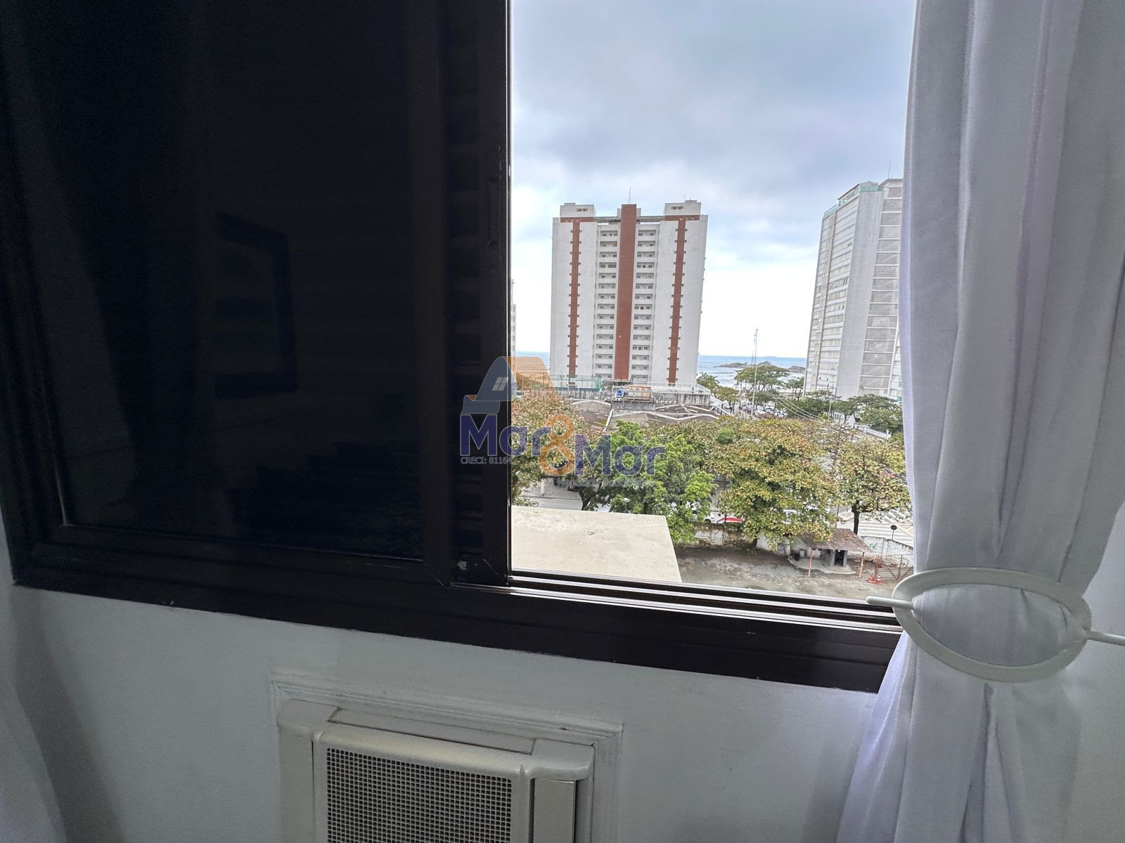 Apartamento na Praia das Pitangueiras, Guarujá - SP