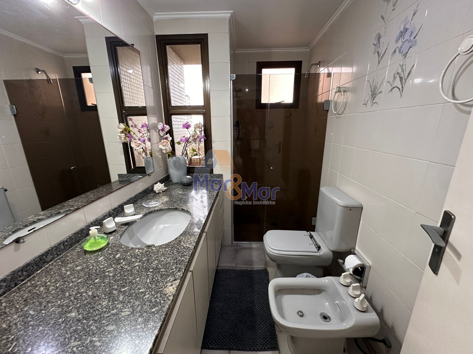 Apartamento na Praia das Pitangueiras, Guarujá - SP