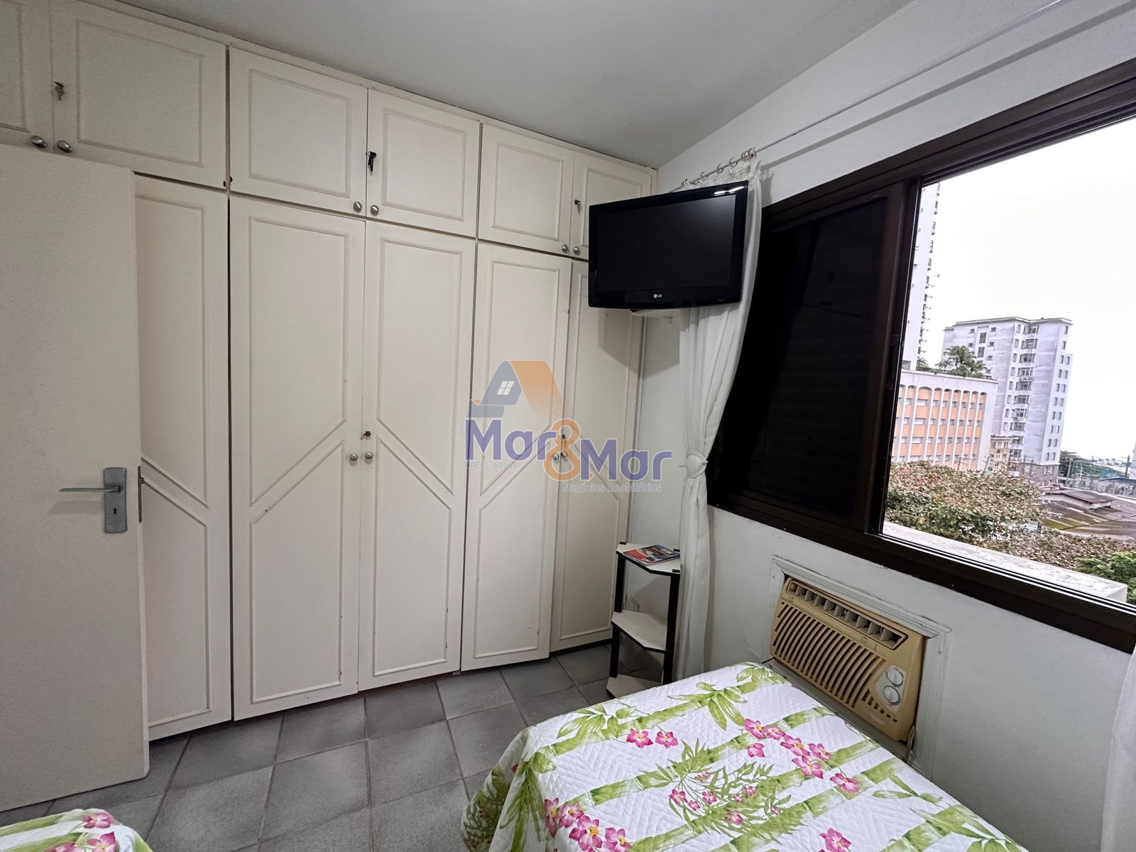 Apartamento na Praia das Pitangueiras, Guarujá - SP