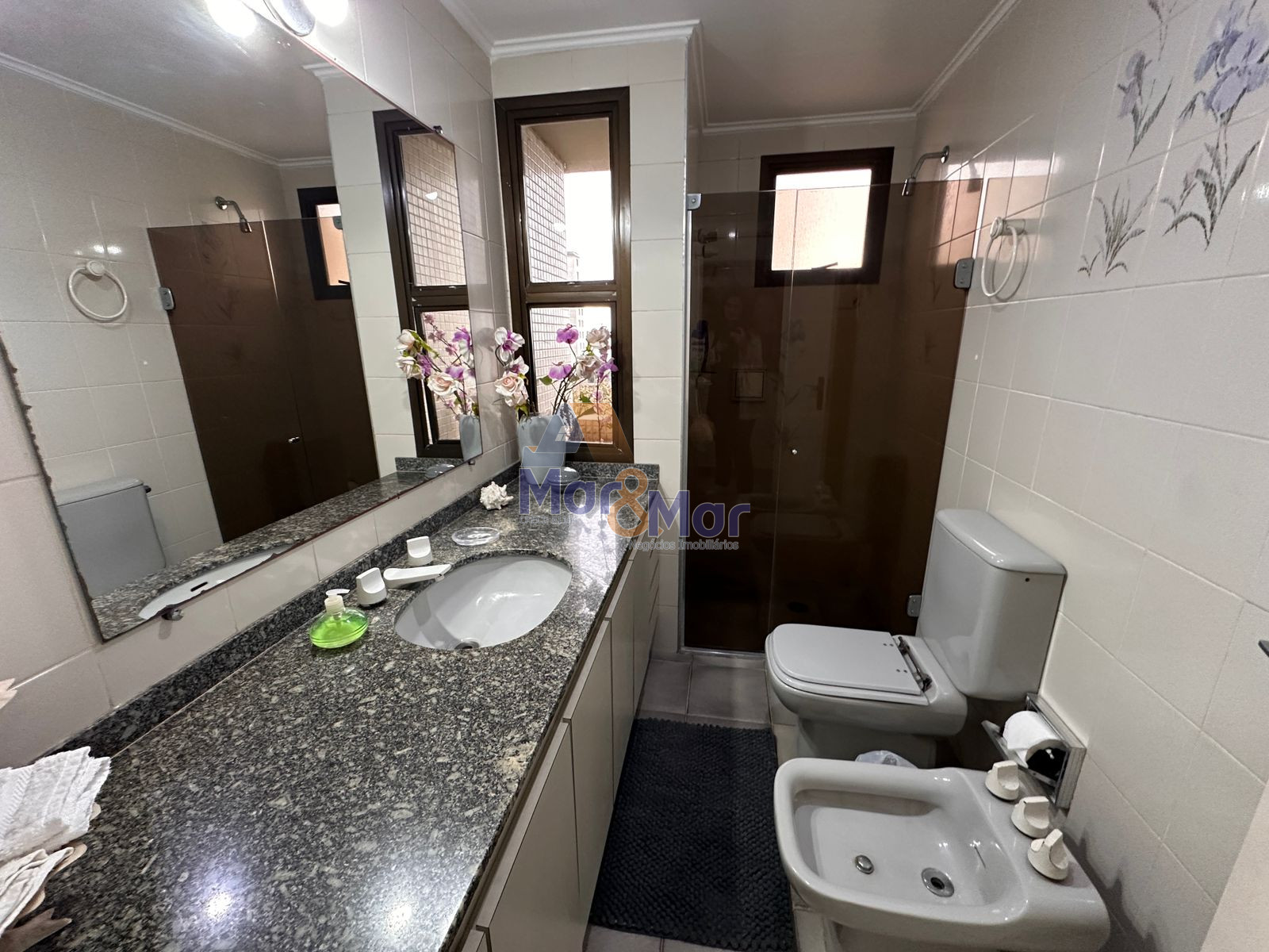 Apartamento na Praia das Pitangueiras, Guarujá - SP