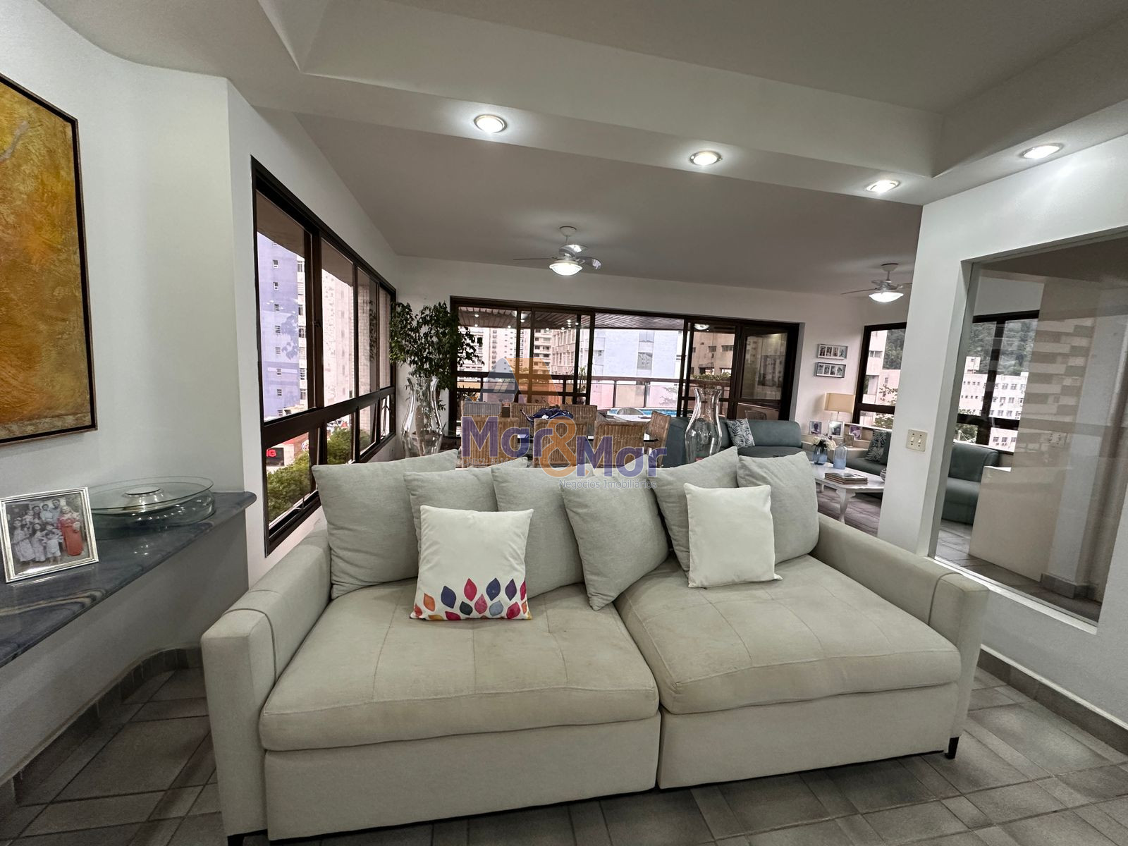 Apartamento na Praia das Pitangueiras, Guarujá - SP