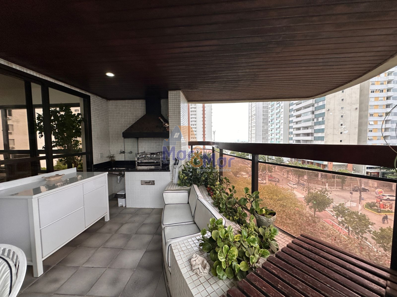 Apartamento na Praia das Pitangueiras, Guarujá - SP