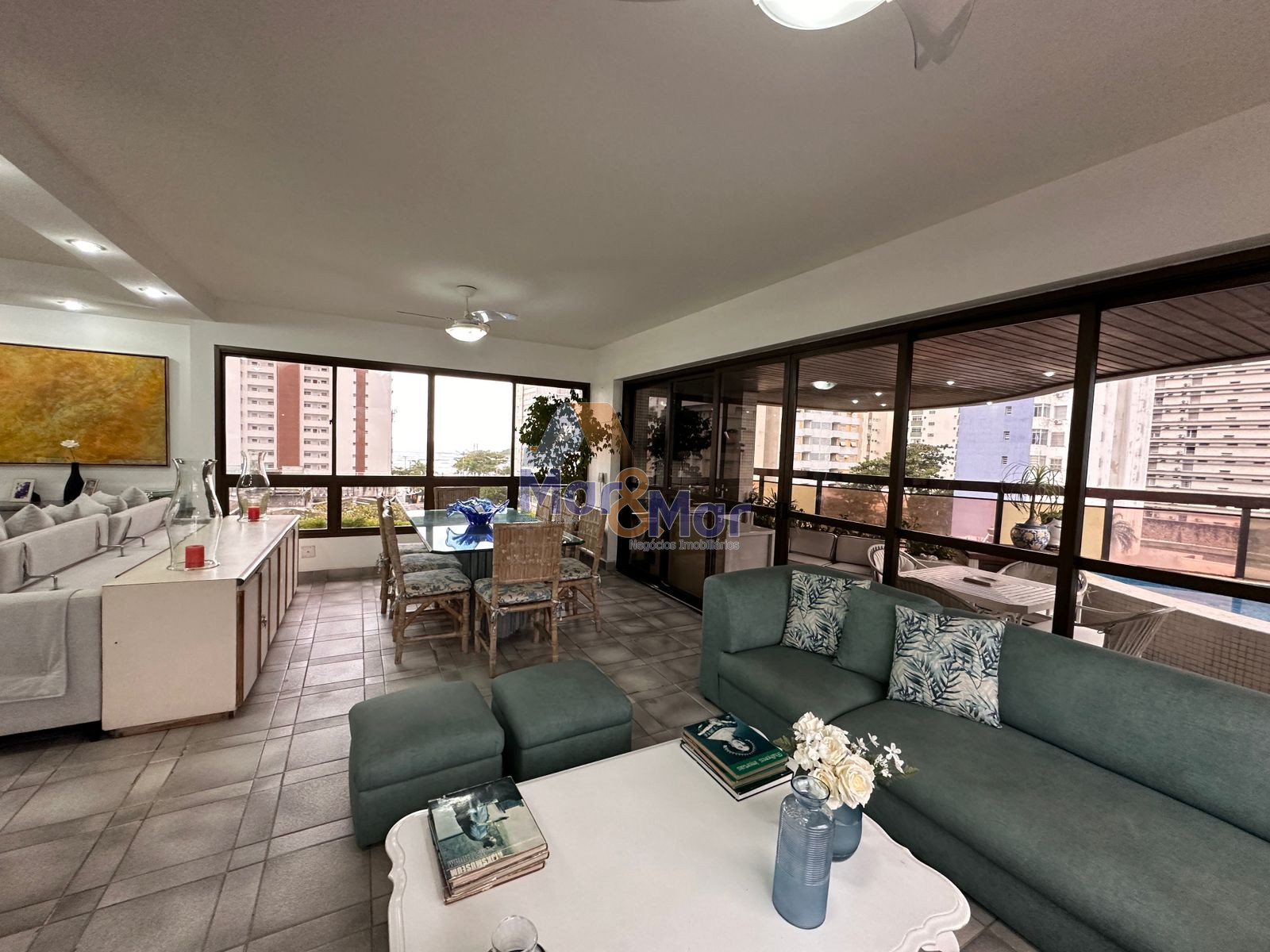 Apartamento na Praia das Pitangueiras, Guarujá - SP