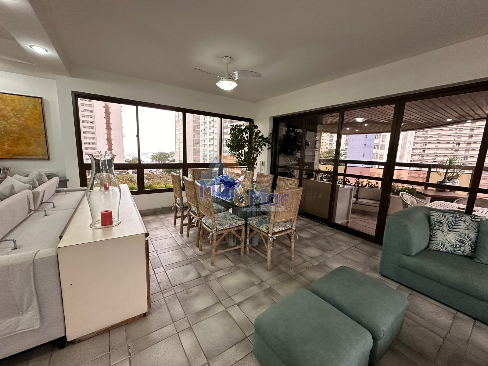 Apartamento na Praia das Pitangueiras, Guarujá - SP