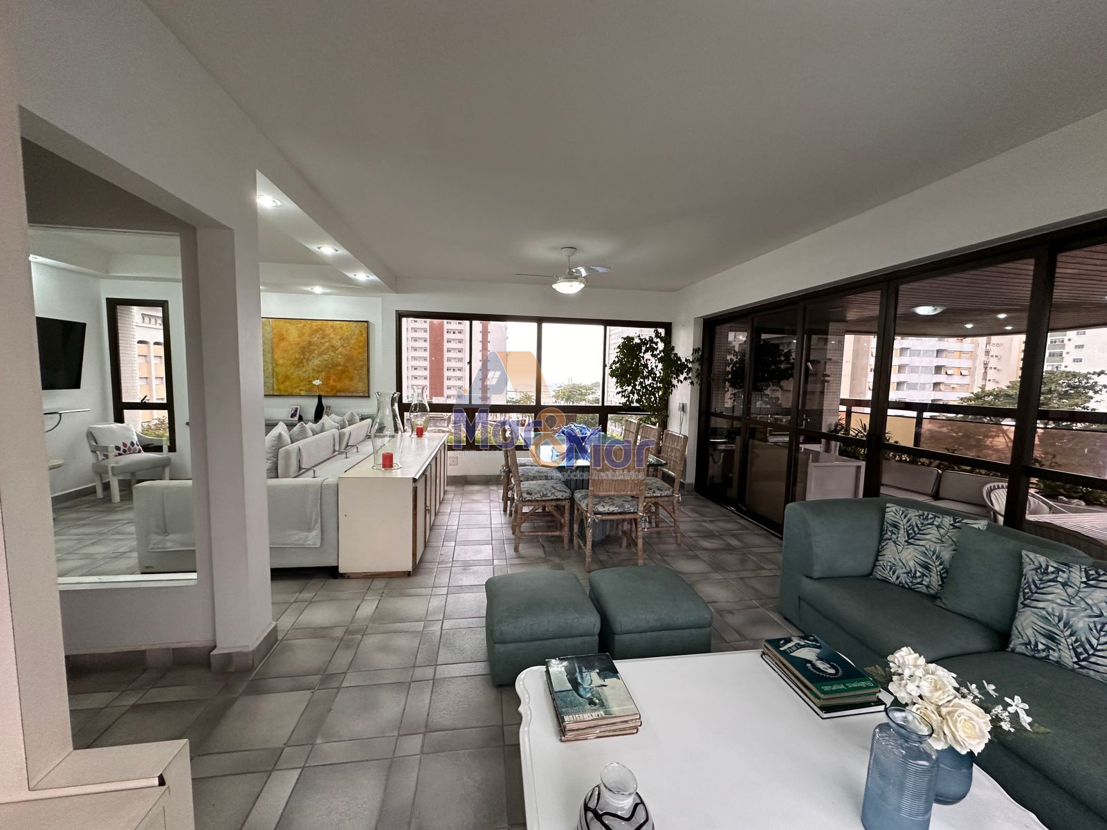 Apartamento na Praia das Pitangueiras, Guarujá - SP