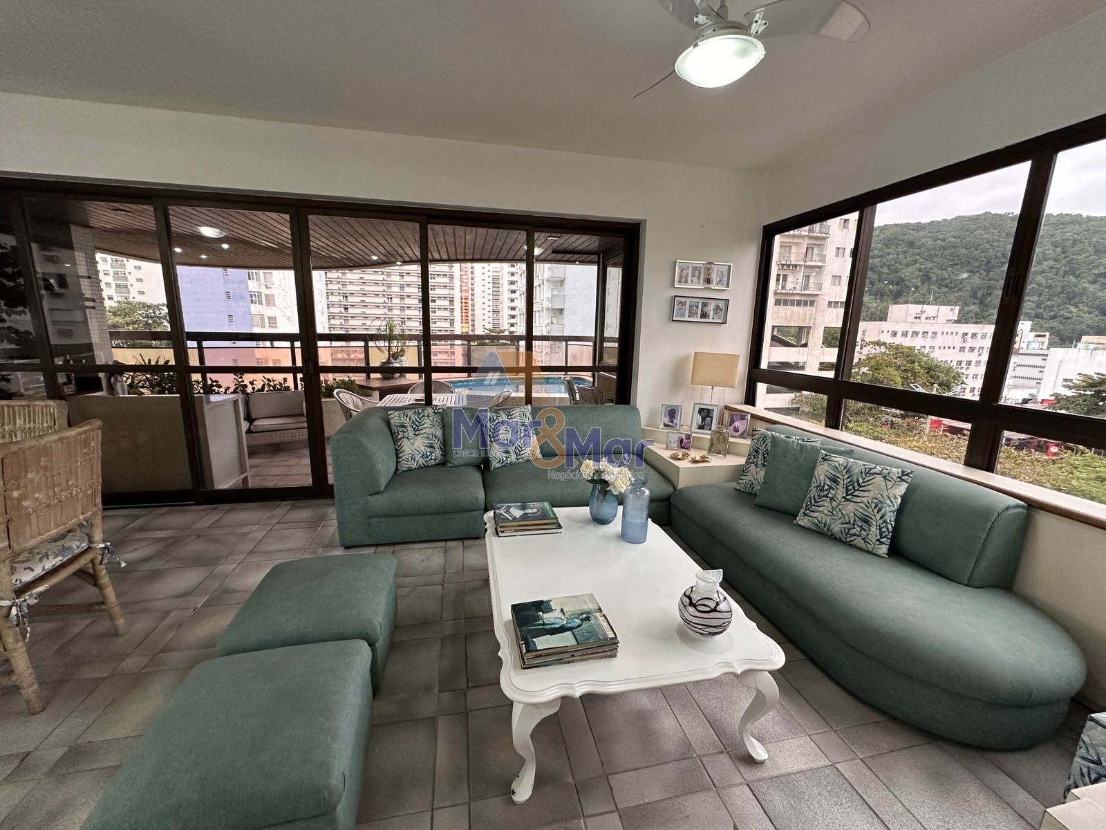 Apartamento na Praia das Pitangueiras, Guarujá - SP