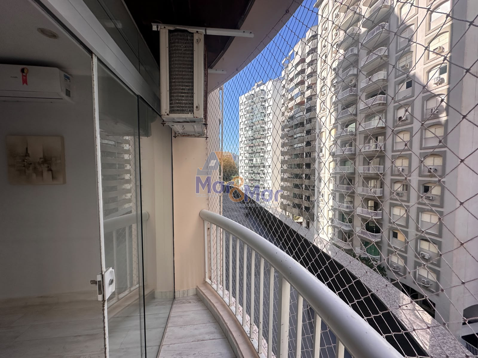 Apartamento na Praia das Pitangueiras, Guarujá - SP