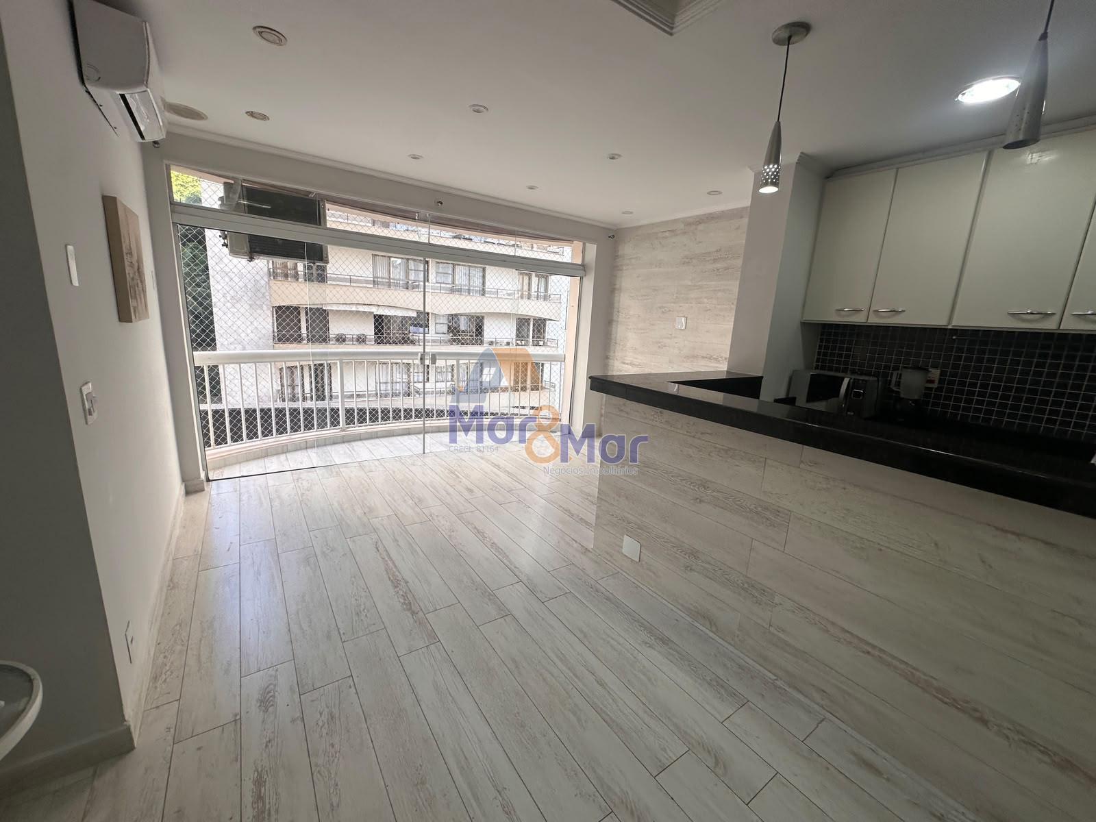 Apartamento na Praia das Pitangueiras, Guarujá - SP