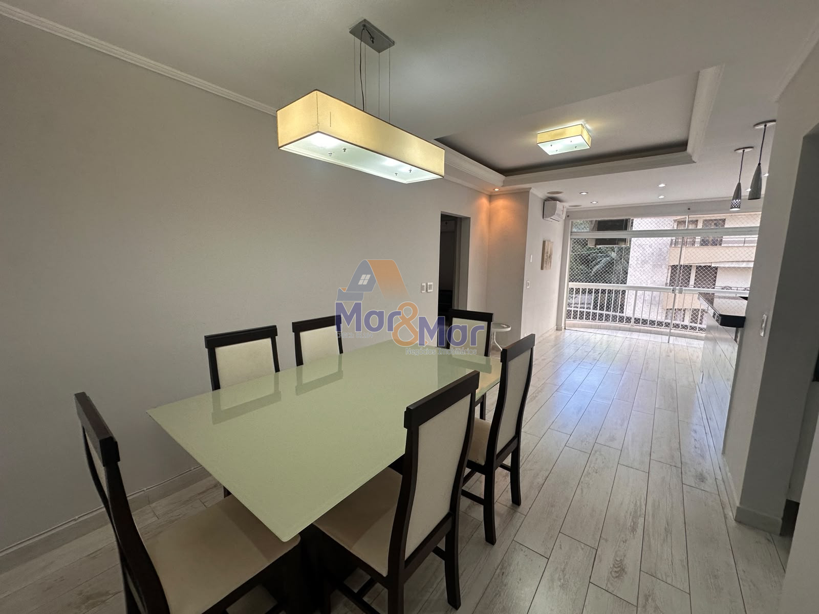 Apartamento na Praia das Pitangueiras, Guarujá - SP