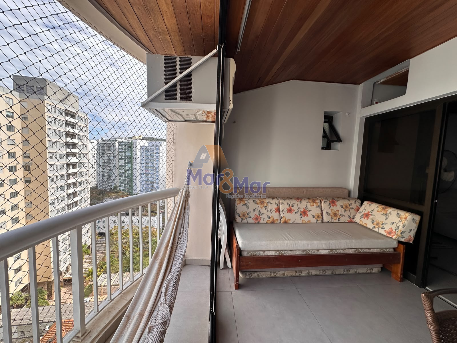 Apartamento na Praia das Pitangueiras, Guarujá - SP