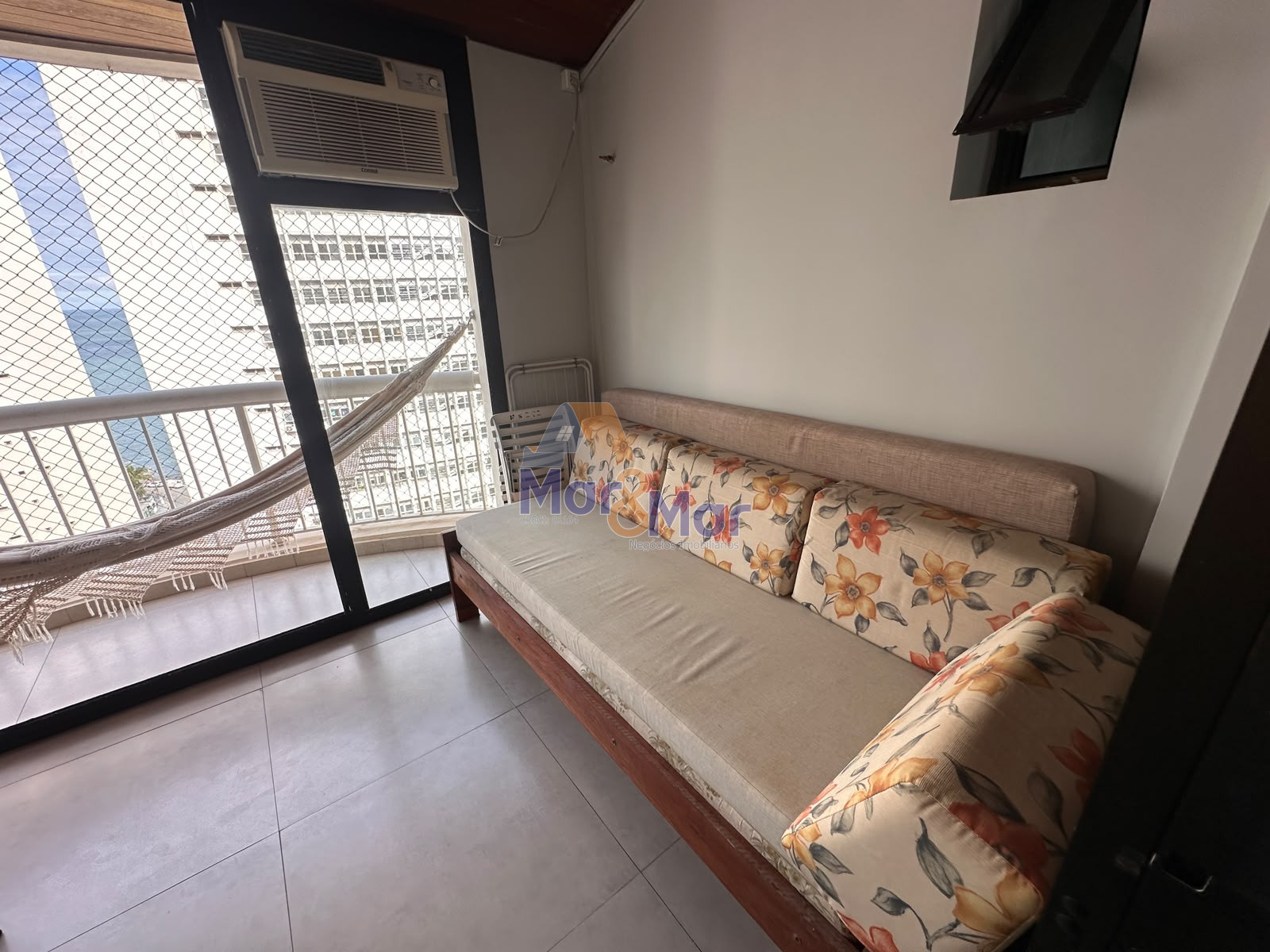 Apartamento na Praia das Pitangueiras, Guarujá - SP