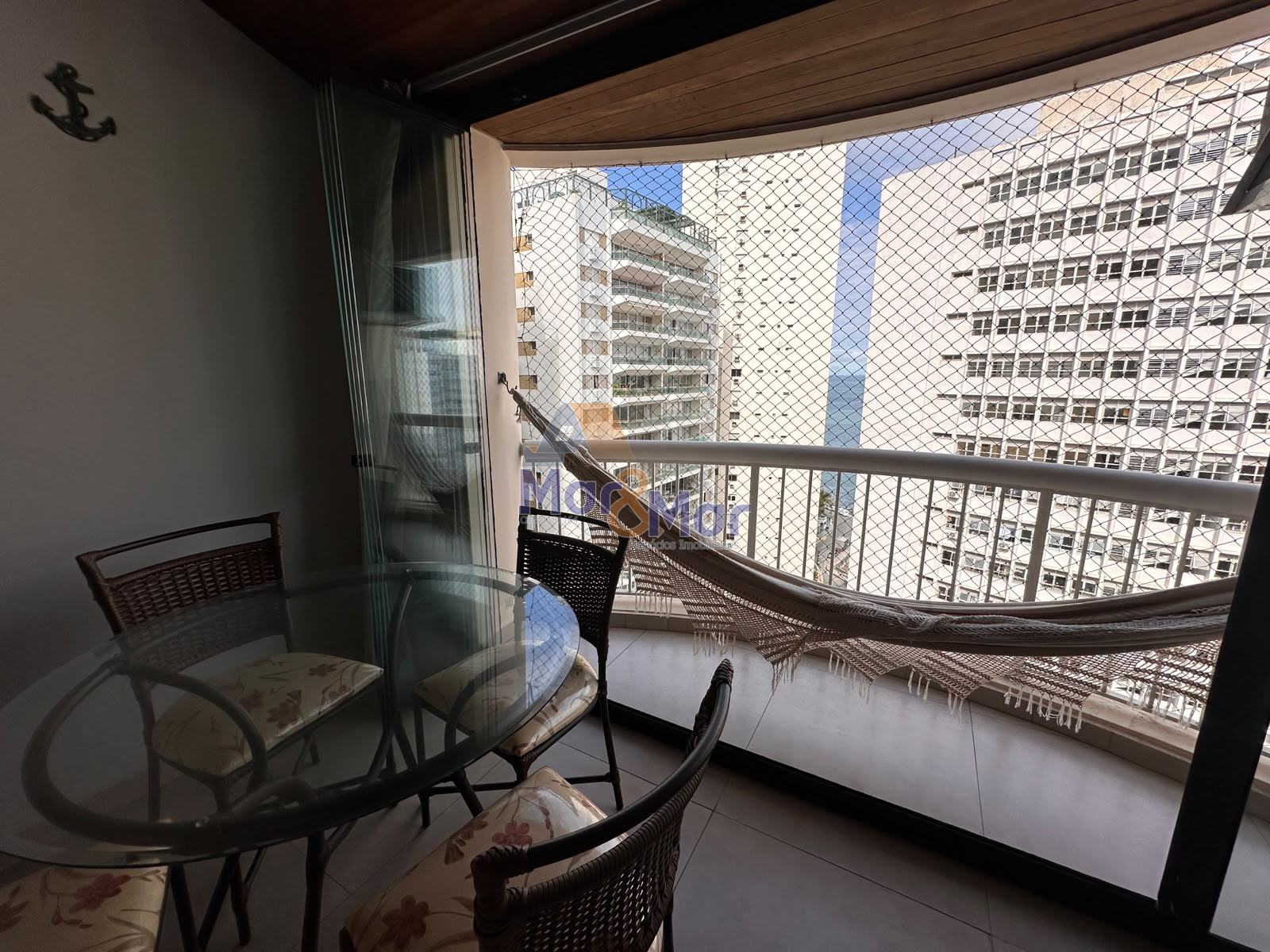Apartamento na Praia das Pitangueiras, Guarujá - SP