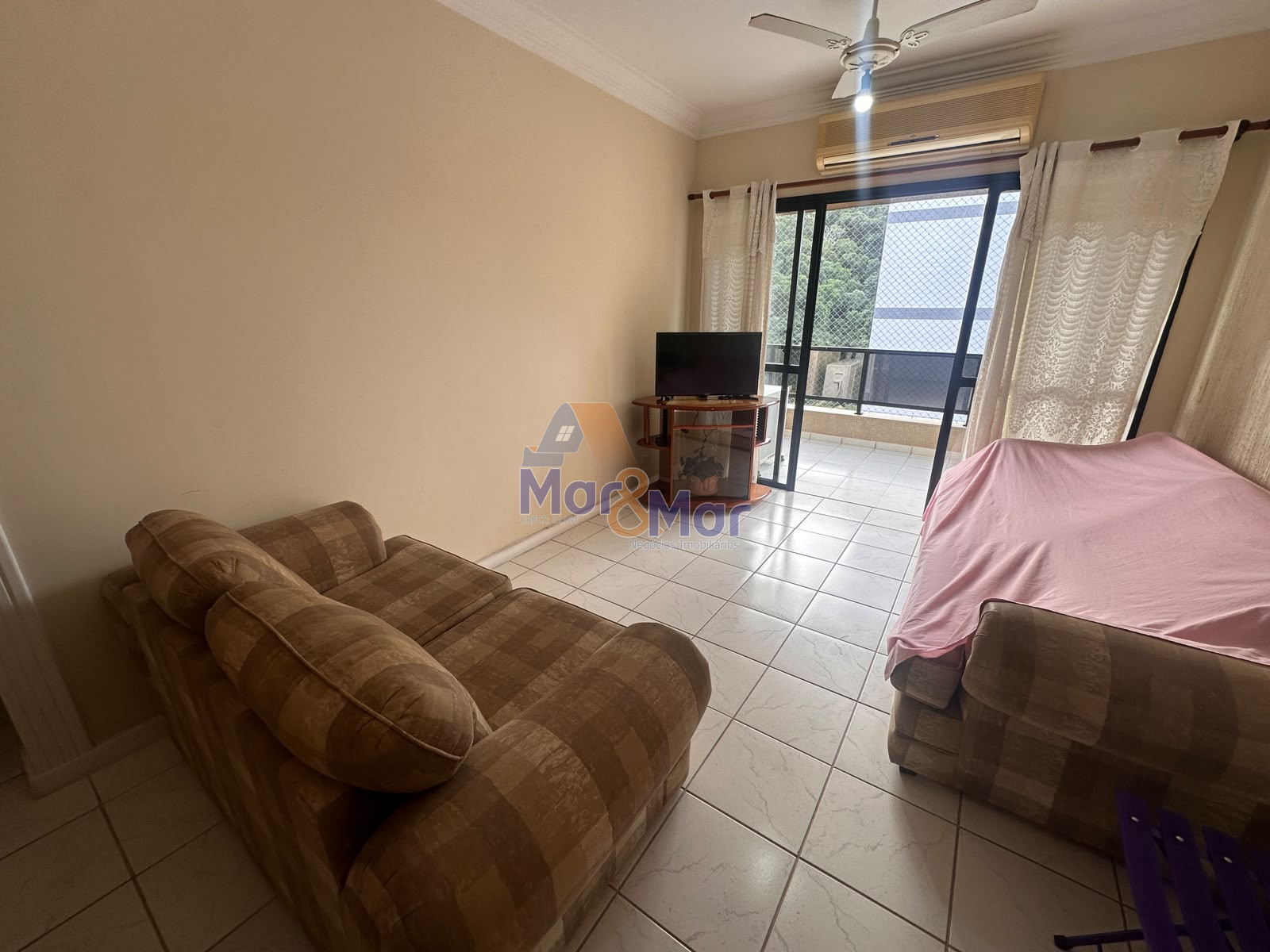 Apartamento na Praia das Pitangueiras, Guarujá - SP