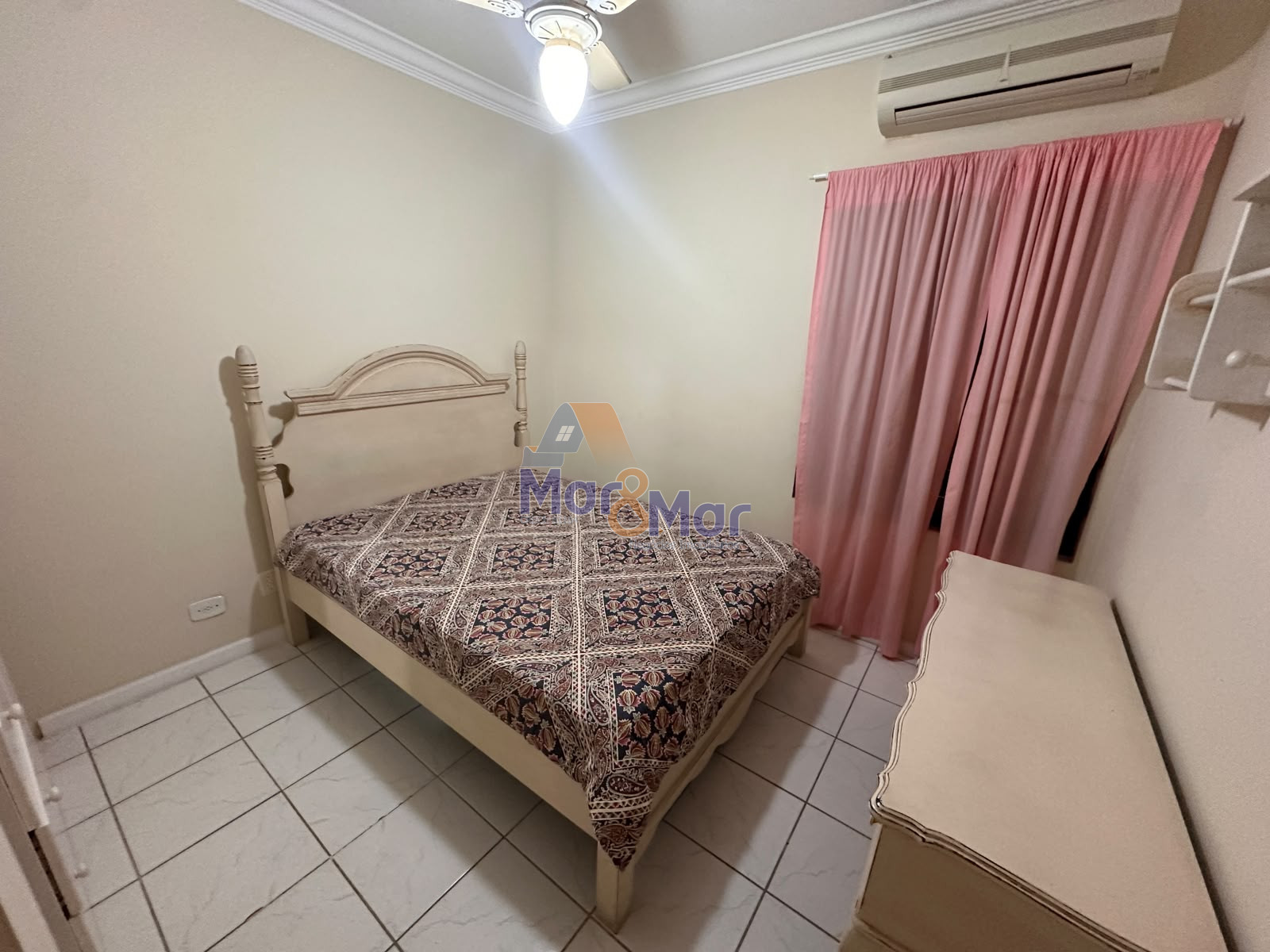 Apartamento na Praia das Pitangueiras, Guarujá - SP