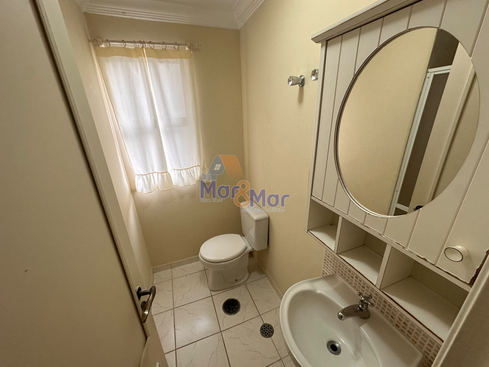 Apartamento na Praia das Pitangueiras, Guarujá - SP
